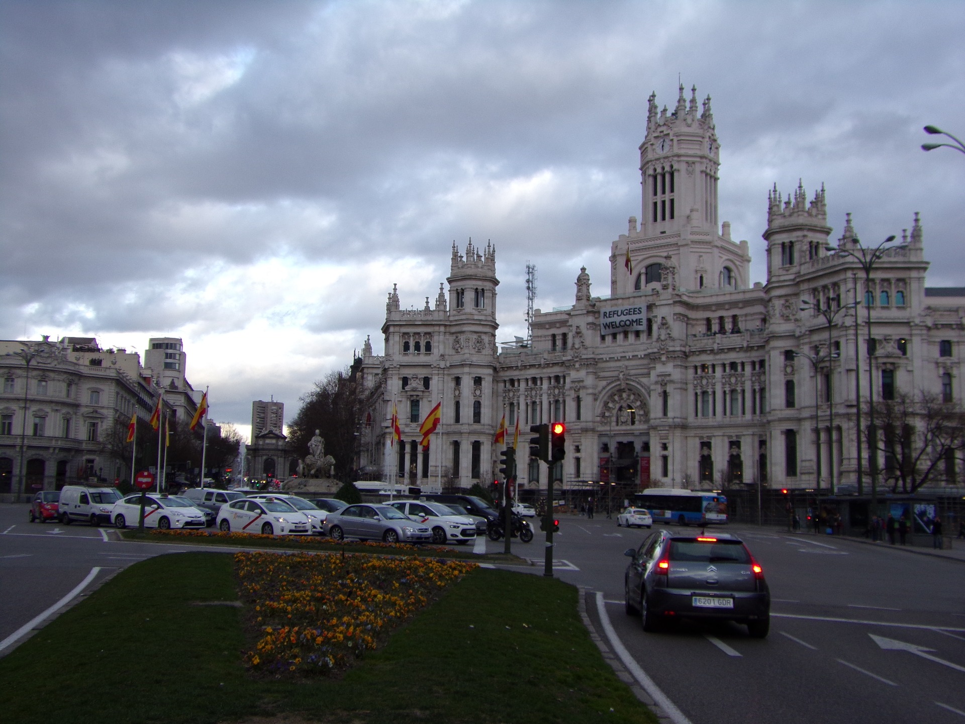 PALACIO Y FUENTE DE CIBELES. PUERTA DE ALCALÁ DE FONDO